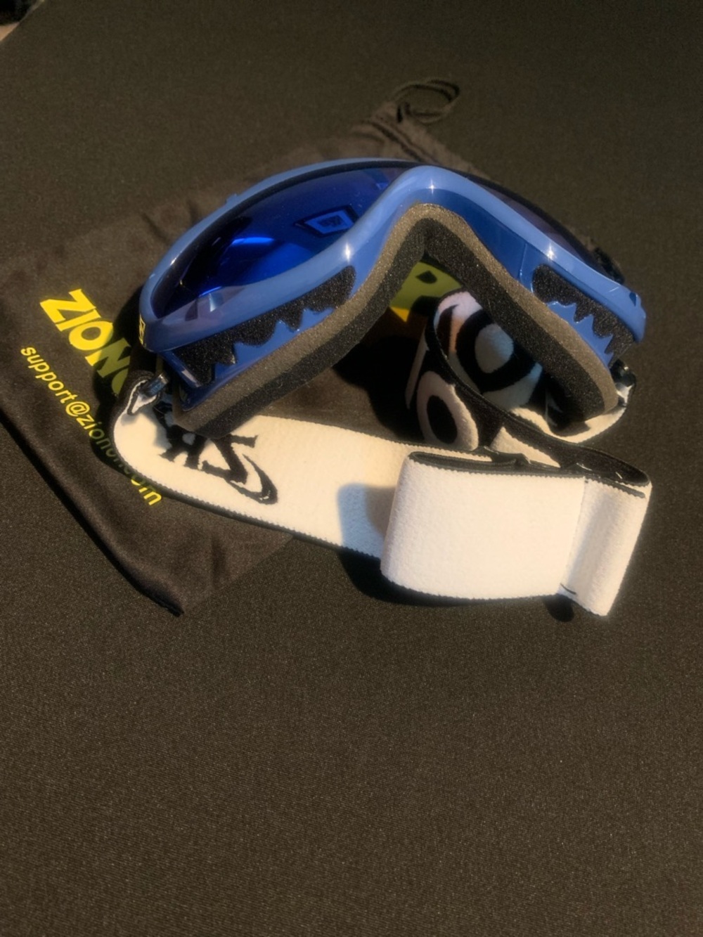 Blue Mirrored Ski/Snowboard Goggles - Picture 3 of 9